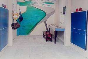 圣路易斯Residência Ilha Bela的一间房间,墙上挂着一张桌子和一幅画