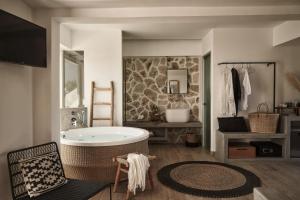 法里拉基Casa Cabana Boutique Hotel & Spa - Adults Only的客房内的浴室设有大浴缸
