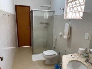 卡皮托利乌Pousada Xero的带淋浴、卫生间和盥洗盆的浴室