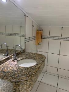 伊达贾伊Casa Oliveiras的一间带水槽和两个水龙头的浴室