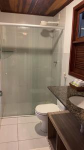 皮帕Sol da Pipa Flats Bosque da Praia的一间带卫生间和玻璃淋浴间的浴室