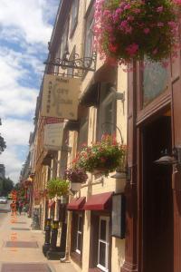 魁北克市奥伯格圣路易斯酒店的花在建筑物边的街道