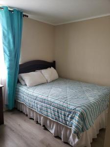 阿尔加罗沃Laguna Bahía Fernanda的一间卧室配有一张蓝色窗帘的床