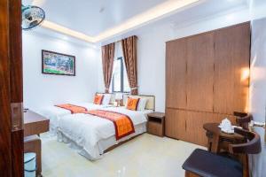 河江Đinh Gia Hotel的酒店客房设有床和窗户。
