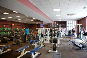 基尔肯尼沃蒙德酒店的健身中心和/或健身设施