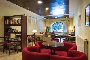 萨连特加列戈伊萨斯山谷酒店的一间设有红色椅子和桌子的等候室
