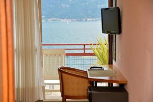 利莫内-苏尔加达丽都酒店的客房设有书桌、电视和窗户。