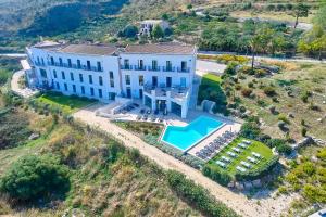 瓦尔德利切Hotel Venere di Erice Resort & Spa的享有带游泳池的大型白色建筑的空中景致