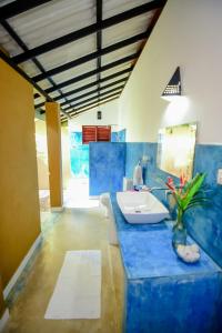 Raddoluwa兰多尼住宿加早餐旅馆的浴室配有带水槽的蓝色台面