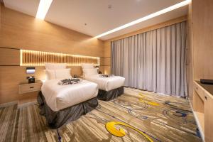 吉赞Msharef almoden hotel فندق مشارف المدن的一间酒店客房,房间内设有两张床