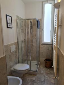 佛罗伦萨FLORENCE QUARTERS的带淋浴、卫生间和盥洗盆的浴室