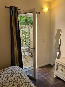 佛罗伦萨FLORENCE QUARTERS的一间卧室设有通往庭院的门。