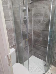 纽卡斯尔En suite bedrooms, Heaton, Newcastle的带淋浴和卫生间的浴室