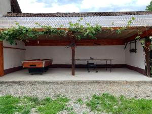 克尔茨什瓦拉乡Casa Mari的一个带乒乓球桌和乒乓球桌的亭子