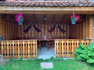 克尔茨什瓦拉乡Casa Mari的木栅,带桌子和盆栽植物