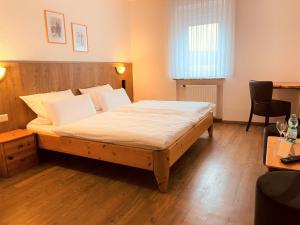 克尔伯Hotel Orthwein -kostenfreie Parkplätze-的一间卧室,卧室内配有一张大床