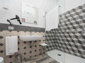 菲纳莱利古雷La Locanda di Cucco的一间带水槽、卫生间和镜子的浴室