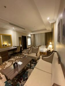 吉达Temandra Hotel的酒店客房设有床和客厅。