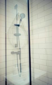 萨诺克Apartament przy Rynku的带淋浴的浴室(带玻璃墙)
