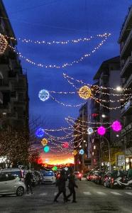 罗马Casa Vacanza Katiuscia的人用圣诞灯穿过城市街道