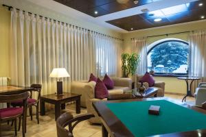 萨连特加列戈伊萨斯山谷酒店的客厅配有沙发和桌子