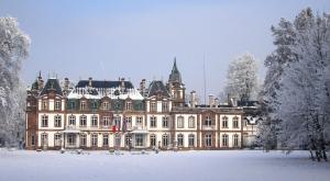 斯特拉斯堡波达尔斯城堡酒店的一座大建筑,被积雪覆盖在田野中