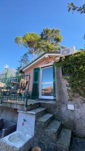 卡莫利Casa Portofino的房屋前方设有窗户和楼梯