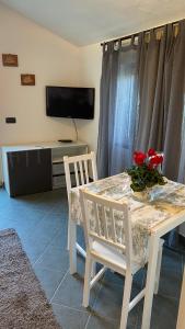 卡莫利Casa Portofino的餐桌、两把椅子和电视