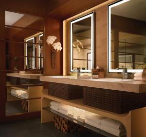 拉奈城拉奈岛四季度假酒店的浴室设有2个水槽和2面镜子