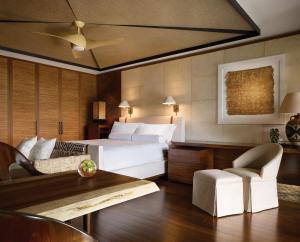 拉奈城拉奈岛四季度假酒店的酒店客房带一张床、一张桌子和椅子