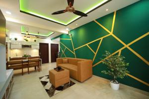 特里凡得琅Green Royale Living Spaces - Luxury Serviced Apartments的带沙发和吊扇的客厅