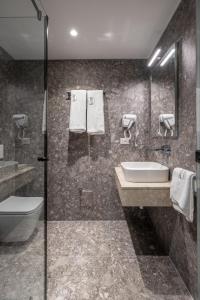 Spa & Pool - Studio Apartments 365的一间浴室