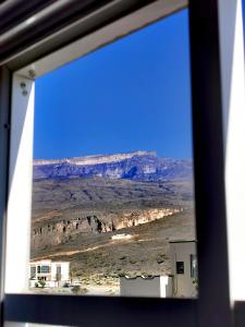 阿尔哈姆拉228Hostel的从窗户可欣赏到沙漠景色