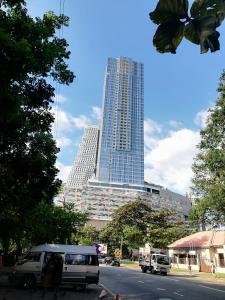 科伦坡Super Luxury 2 BR Apartment in Five Star Colombo City Centre的一条高大的建筑,一辆货车停在街道边