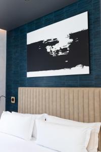 开普敦Century City Hotel Bridgewater的卧室配有一张床,墙上配有电视。