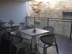 托里迪蒙科尔武多纳玛丽亚·路易莎住宿加早餐旅馆的一间带桌椅的用餐室和一面墙
