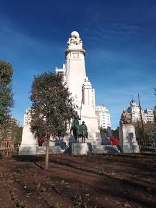 马德里2 dormitorios y el salón tienen aire, Madrid Centro Gran Vía - Plaza de España的建筑前有雕像的纪念碑