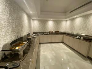 Temandra Hotel的厨房或小厨房