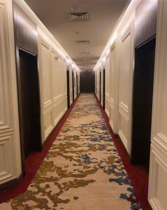 吉达Temandra Hotel的走廊,铺着地毯的酒店走廊