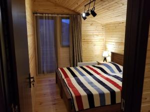 梅斯蒂亚Villa GabLile的一间卧室配有带条纹毯子的床