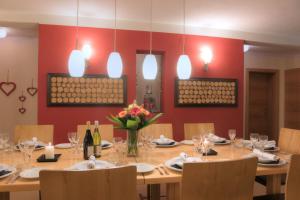圣安东阿尔贝格Chalet Gamskar的用餐室配有桌椅和灯光