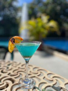 科克The Palms At Coco Beach的一张桌子上一杯马提尼酒中的蓝色饮料
