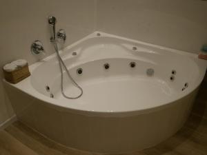 Bet HaShittaMikiway סוויטה פנורמית בגלבוע的浴室设有带淋浴的白色浴缸。