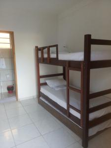São Gonçalo do AmaranteCasa do Mochileiro Airport Hostel的一间卧室配有两张双层床。