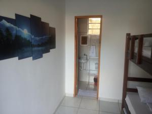 São Gonçalo do AmaranteCasa do Mochileiro Airport Hostel的客房设有带水槽和卫生间的浴室