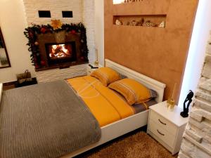 采蒂涅Apartmani vuk的一间卧室配有一张床和一个壁炉