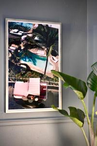 奥胡斯SOFS boutique hotel的挂在墙上的棕榈树照片