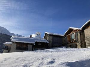 瓦尔斯Gääschi Leis的前面的地面上积雪的房子