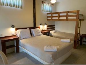 曼克拉Hospedaje La Quebrada的一间卧室设有两张床和两张高架床。