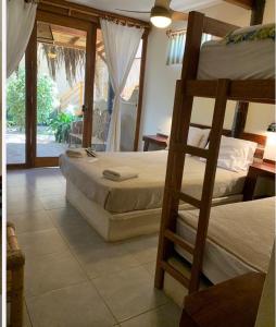 曼克拉Hospedaje La Quebrada的一间带两张双层床的卧室和一个阳台